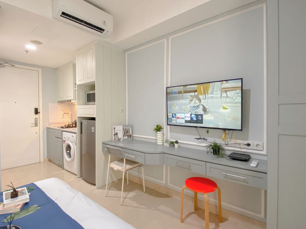 Pleasant Studio Room At Gold Coast Apartment