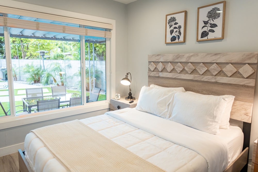 Upscale Upgraded Beautiful Spacious 3BR House in Encino Fully Renovated With Garage Very Large Fenced Yard Patio AT END OF Cul-de-sac p84
