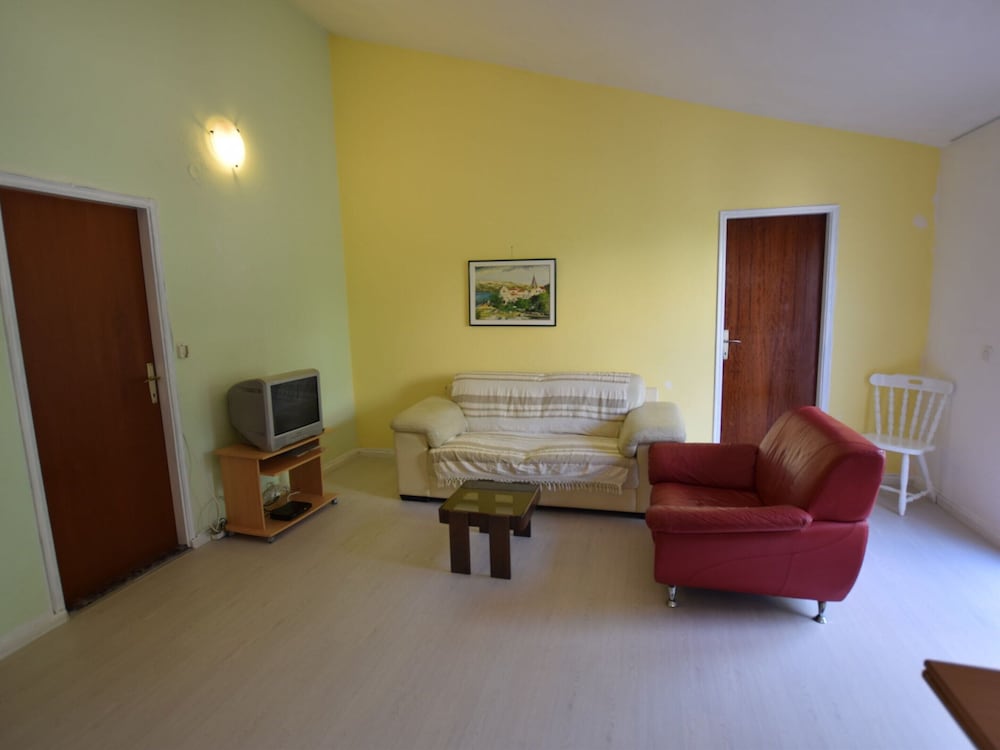 Comfortable Apartment With Balcony and Outdoor Kitchen view 2
