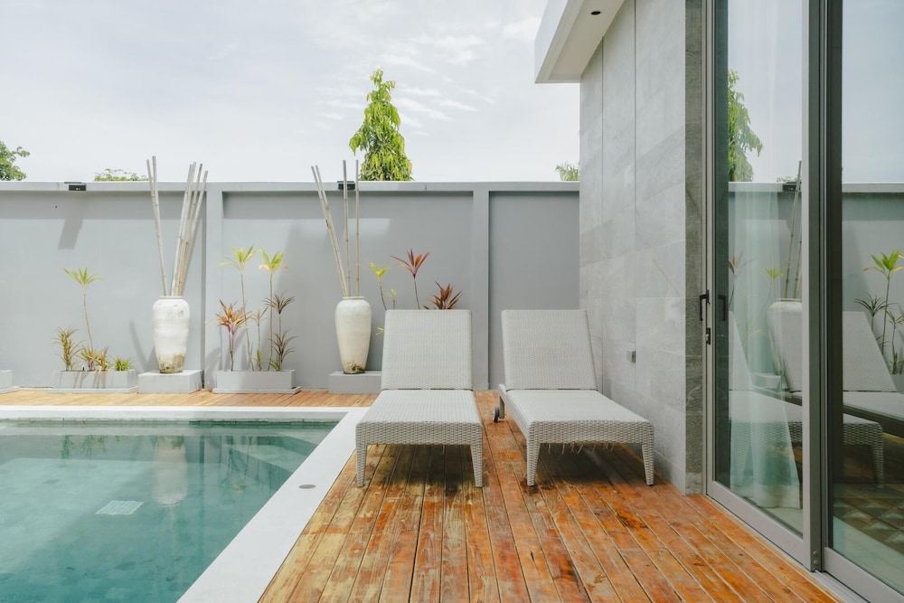 Teak 5BR Pool Villa Bang Tao + Airport Shuttle