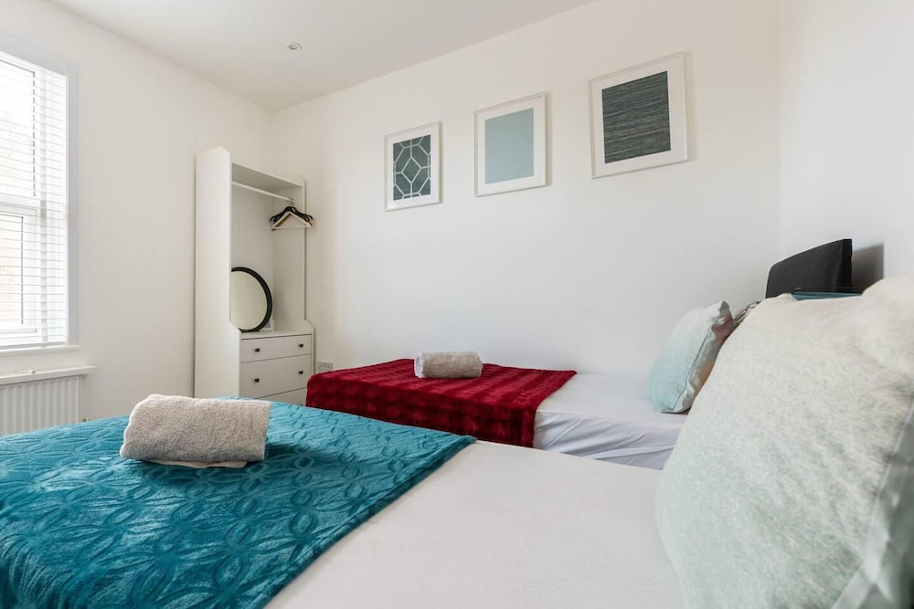 Modern Apartment, Castle View Rochester, England view 3