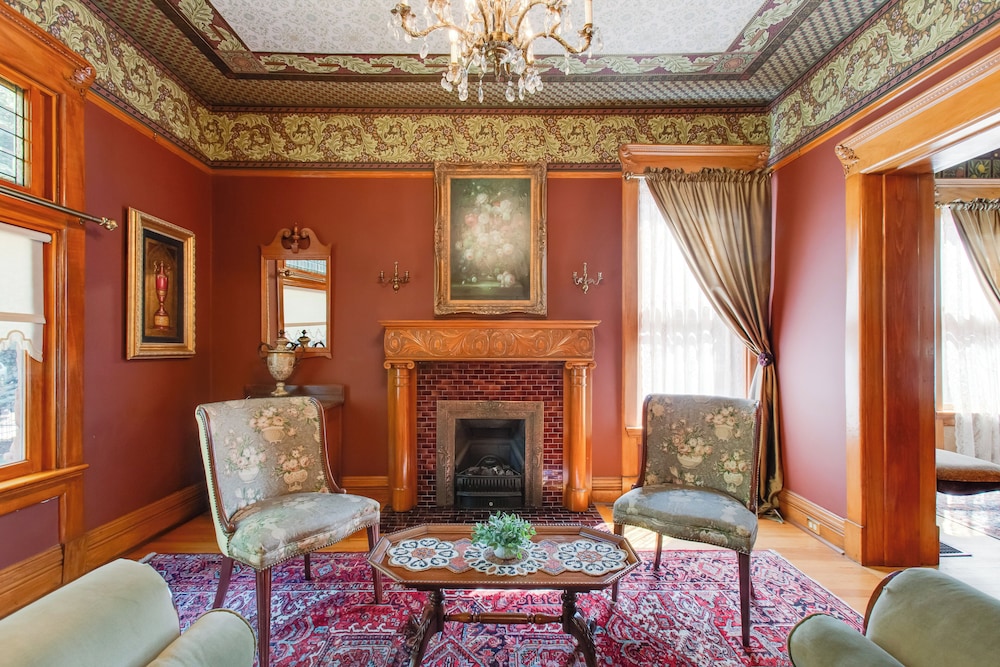 Victorian-style Cheesman Park Apt - 2 Mi to Dtwn