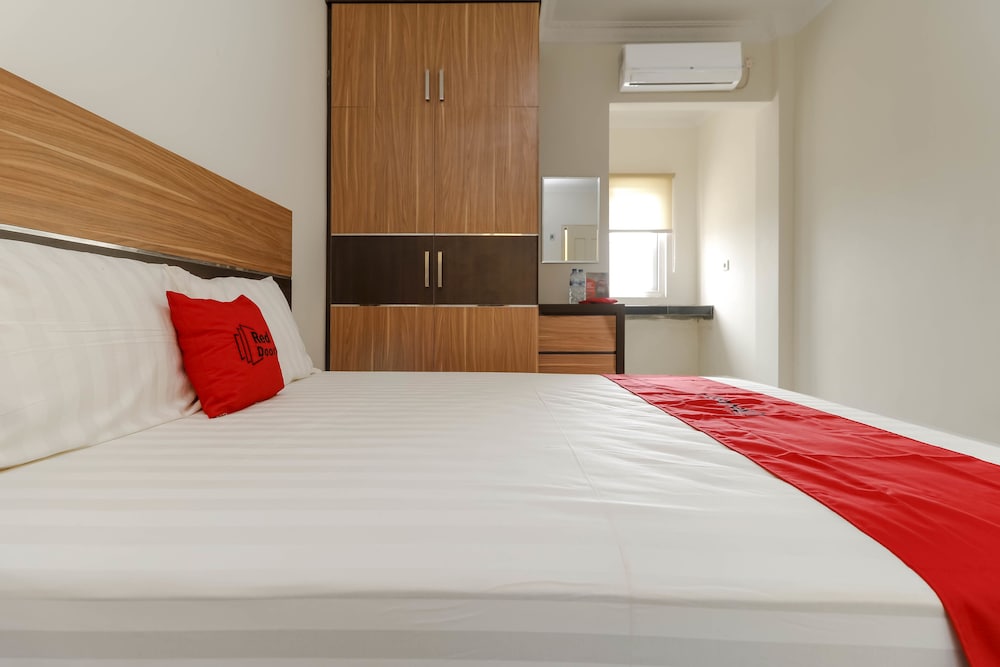 RedDoorz Plus near Palembang Square Mall