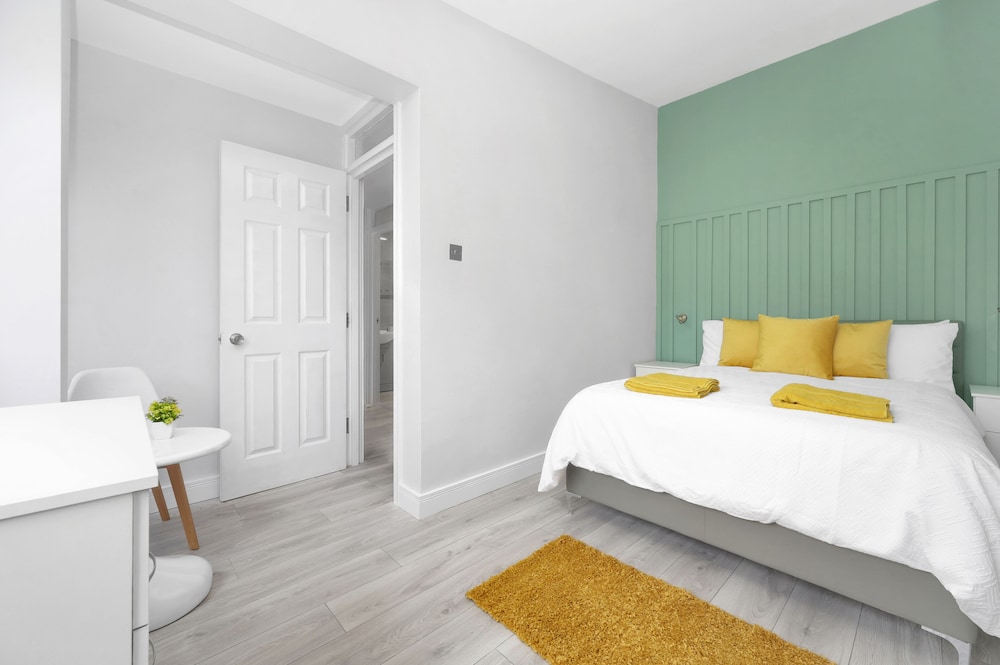 Stylish 4-bed Apartment - Parking & Central Links