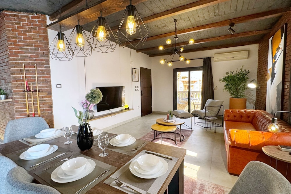 The Built-up 2 BDR Condo 15 min to CAI Airpt