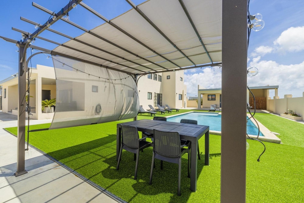 NEW 4br4ba Villa Across of Palmbeach w Pvt Pool