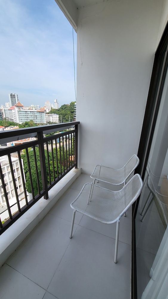 Simply Comfy Apartment by Patsamon