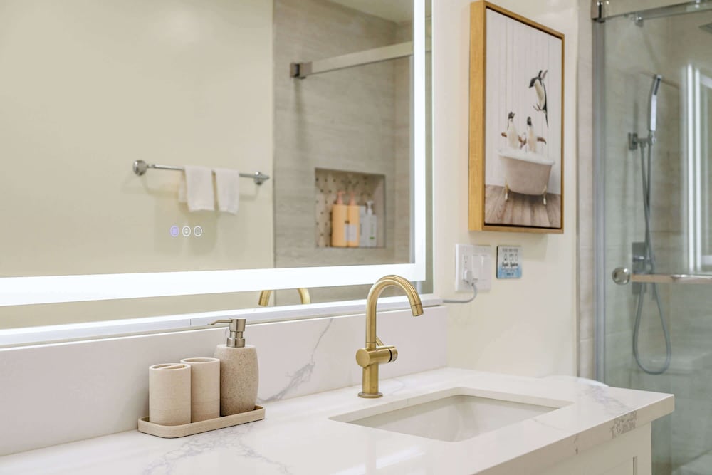 Modern Cozy Retreat Stylish Stay With Patio & Parking