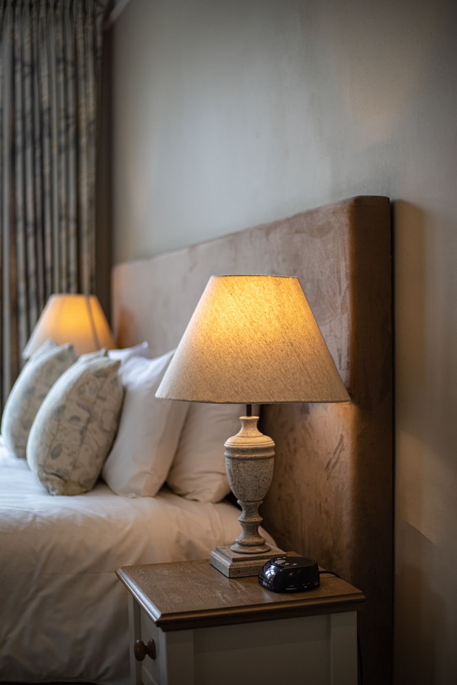 Aylesbury Vacations - The Five Arrows Hotel - Property Image 4