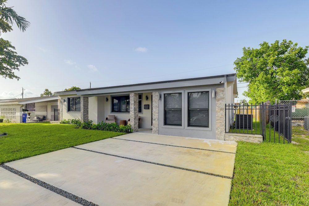3 Mi to Hard Rock Stadium: Retreat w/ Private Yard