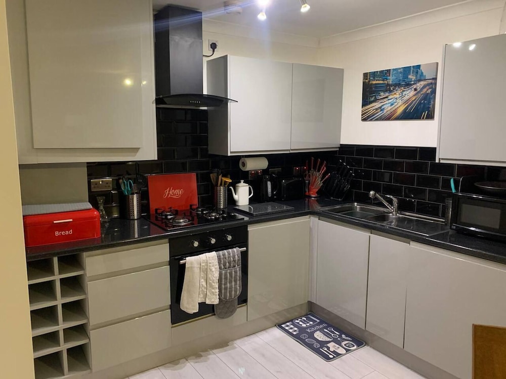 Lovely 2-bed Apartment in Wallasey, Sleeps 4 view 5
