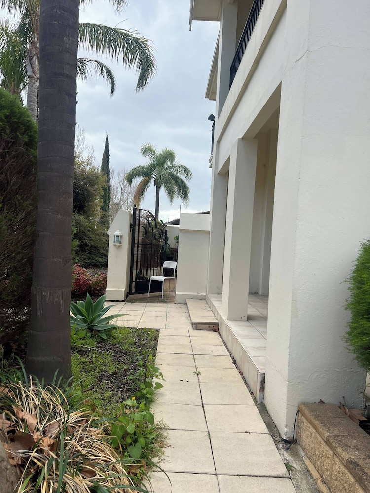 Cozy Tusmore Apartment With Private Garden City View Near Burnside Village Mall