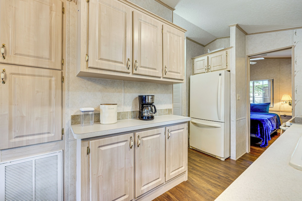 Steps to Lake Kerr: Home w/ Pool & Hot Tub Access!