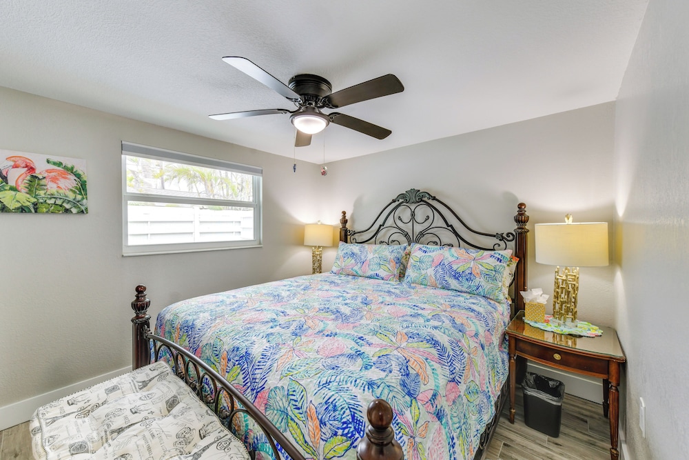 2 Blocks to Beach: Tropical Retreat in Anna Maria