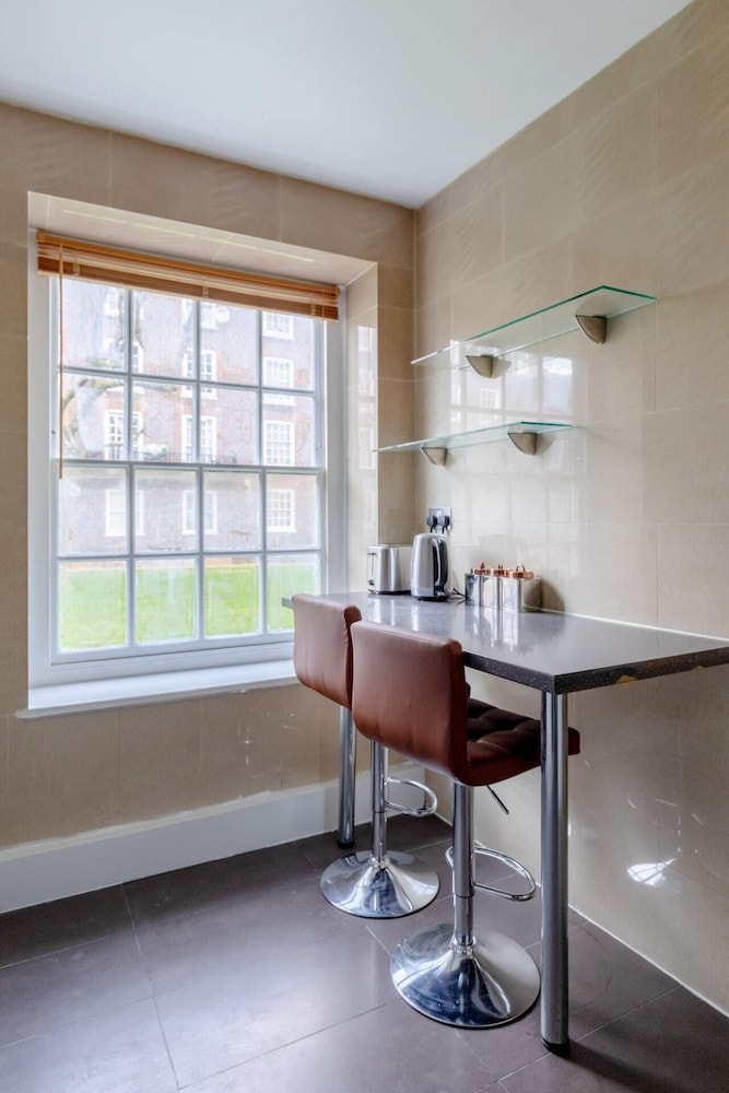 Inviting 2BD Flat 15 Minutes From Regents Park!