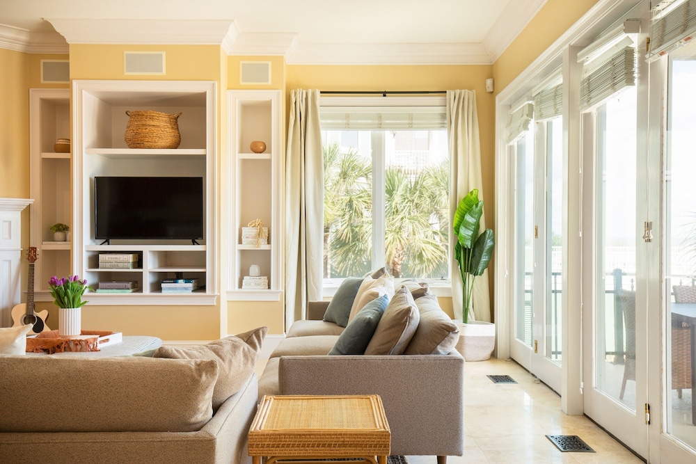 Lido by Avantstay Oceanfront Home w Pool Hot Tub Game Room Gorgeous Views