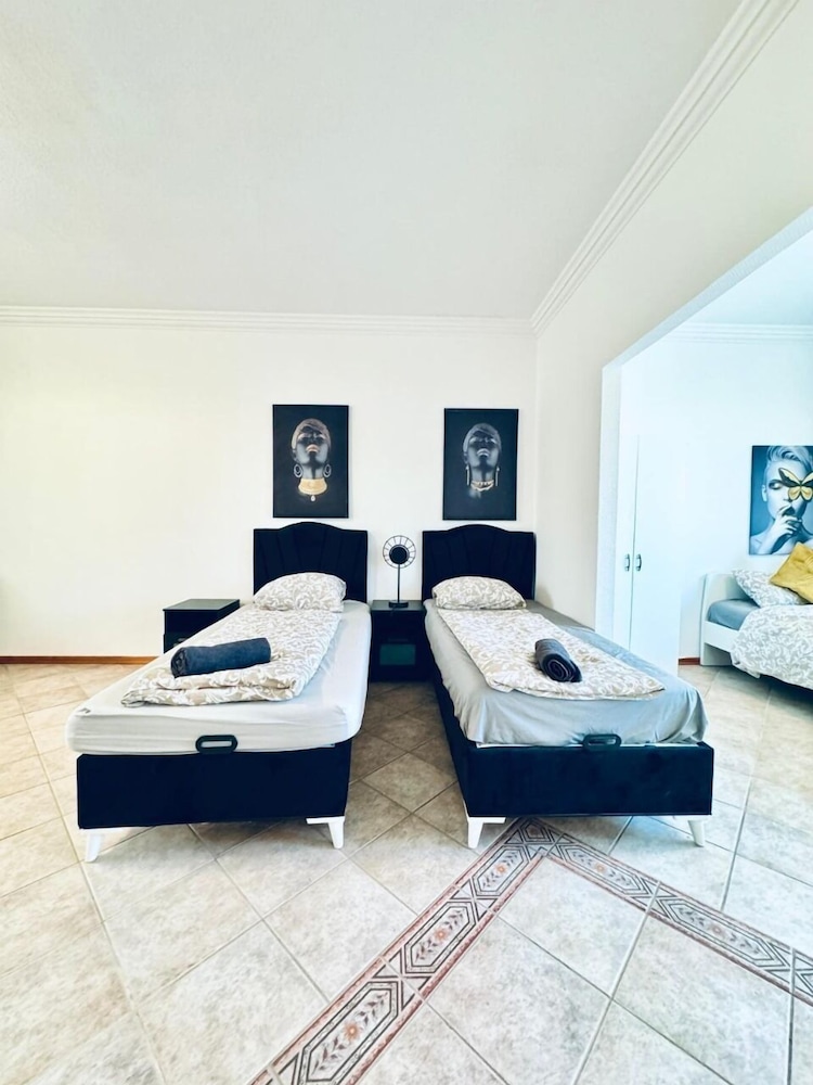 Cozy 7BR Villa Near Blumengarten