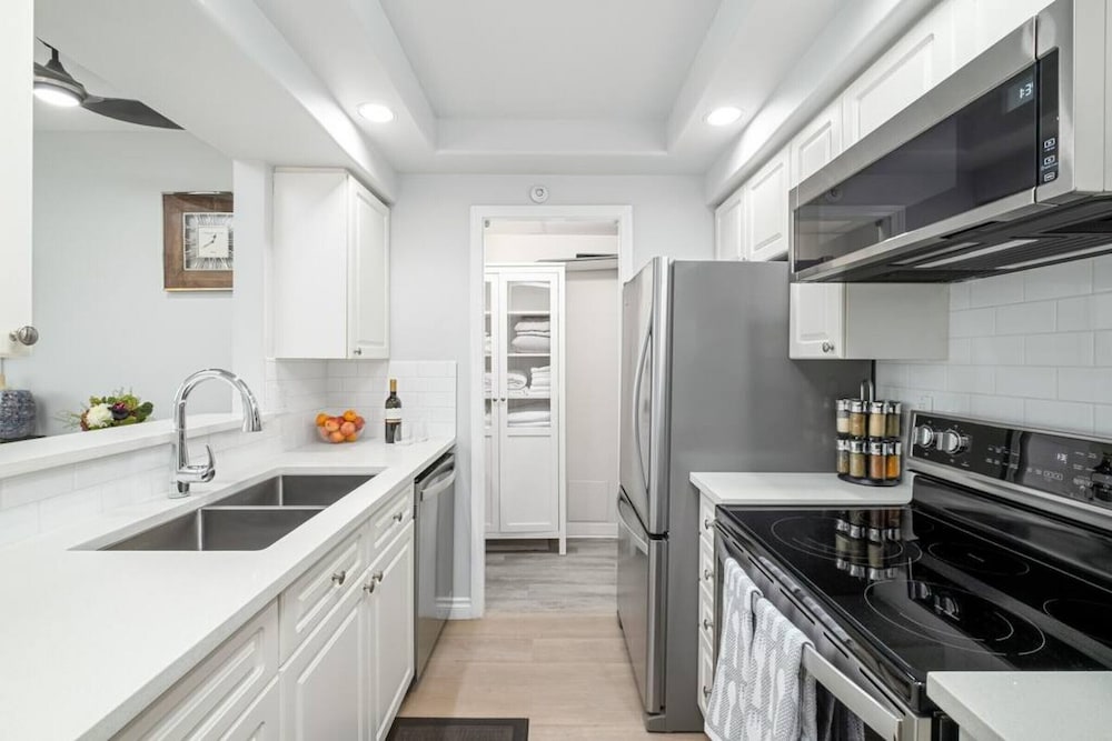 1 Bdrm With View of Ocean Very Centrally Located