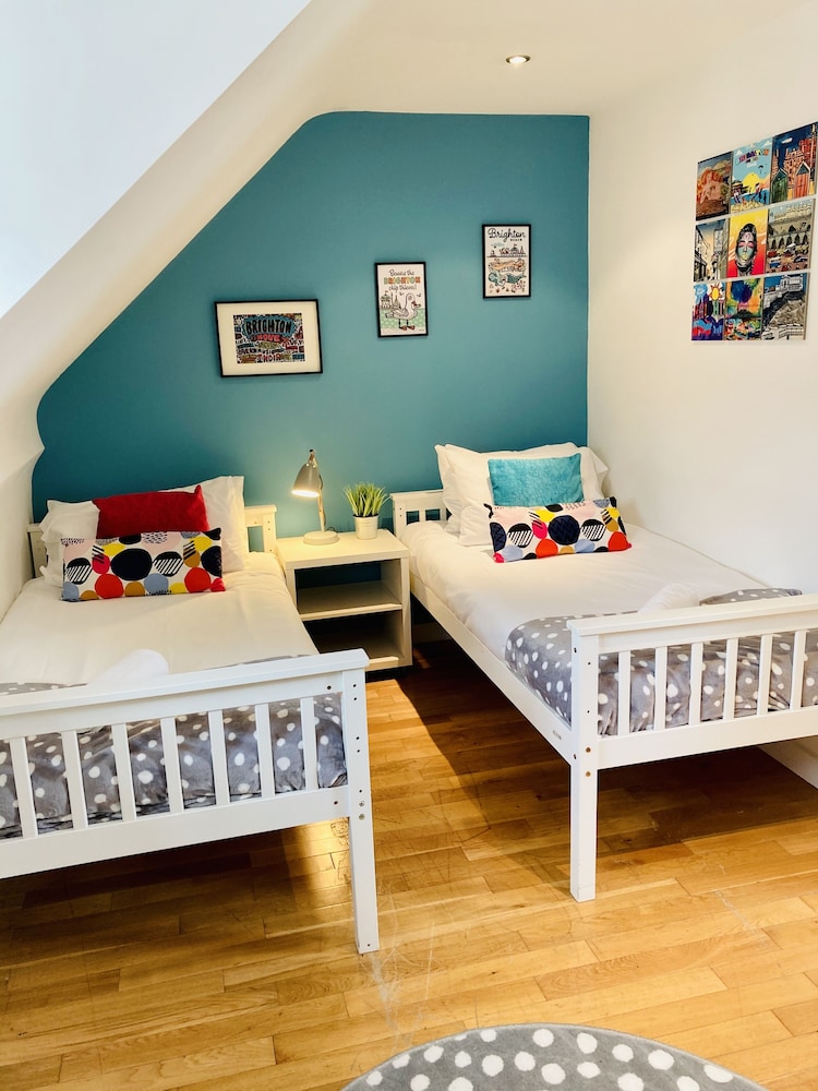 Majestic Mews Apartment with Free Parking | By My Getaways
