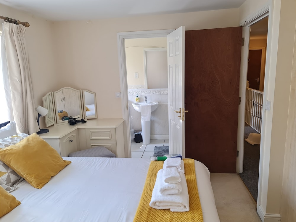 Stunning 4-bed House in Walsall view 5