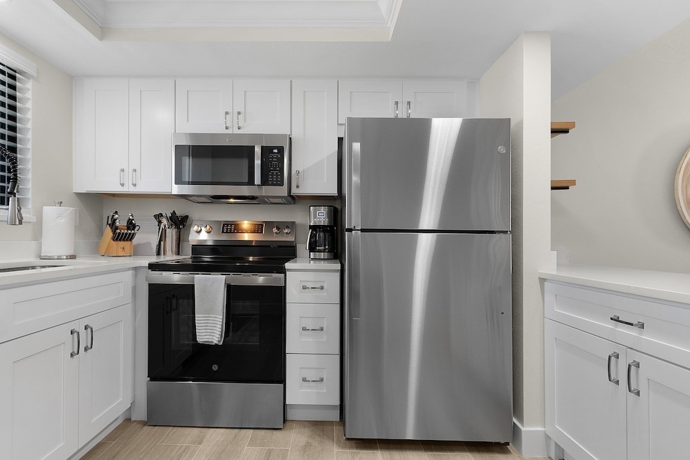 Seaside 209: Oceanview 2br/2ba Condo With Pool, Steps To Beach 2 Bedroom Condo
