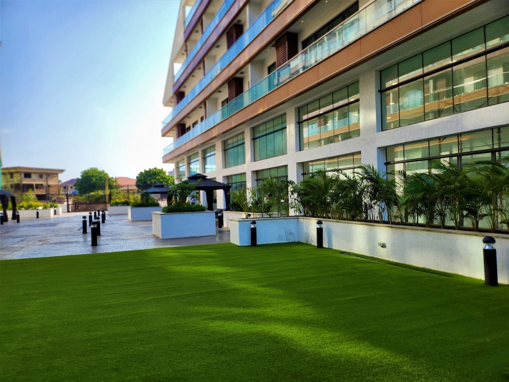 Elegant 2Bed Gem-5star Service-Pools-Gym view 4