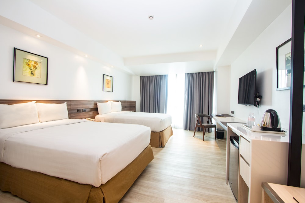 Cebu Vacations - Crown Regency Hotel and Towers - Property Image 1