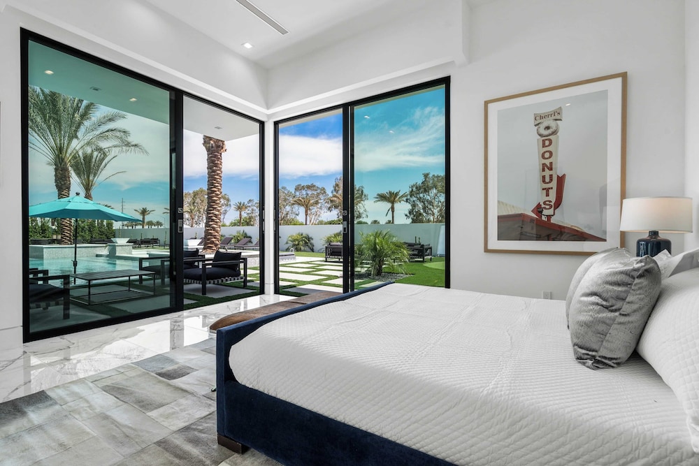 Sleeps 26 Pool, Hot Tub, Pickleball & Putting Green Bravo Villa #12 by Avantstay