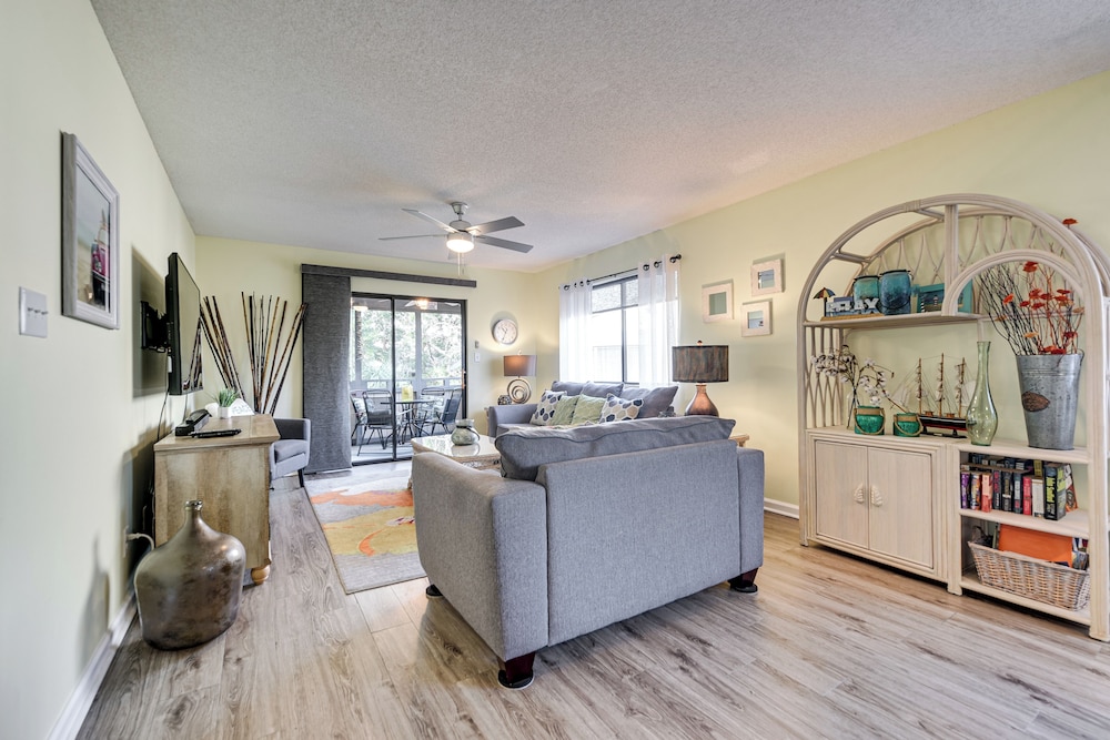 1 Mi to Coast: Myrtle Beach Condo w/ Balconies!