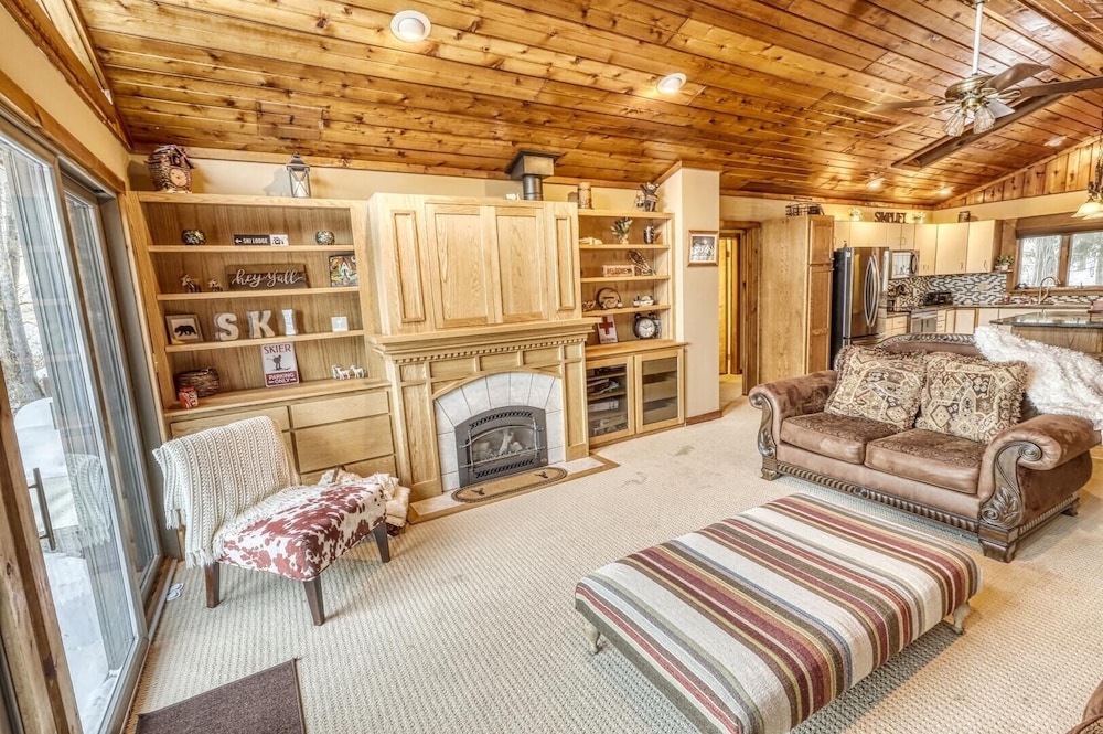 Howe Hill Retreat 4 Bedroom Home by RedAwning view 2