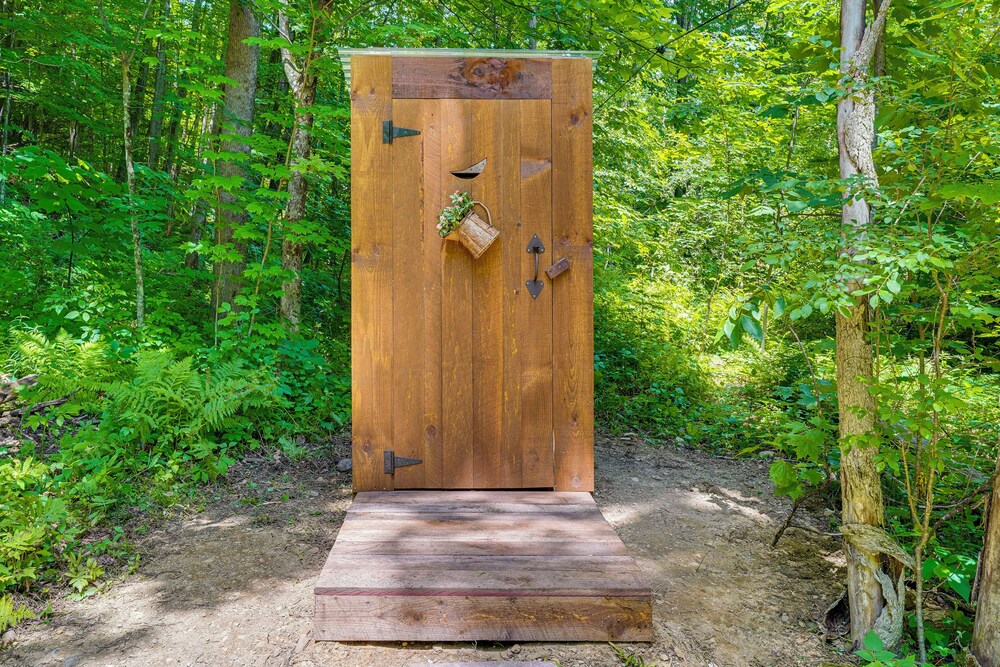 Solar-powered Brandon Studio Cabin: Hiking Access