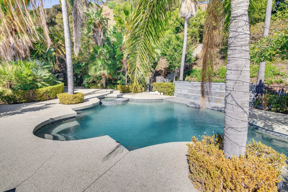 Pool, Spa & Ocean Views - Modern Home in Malibu!