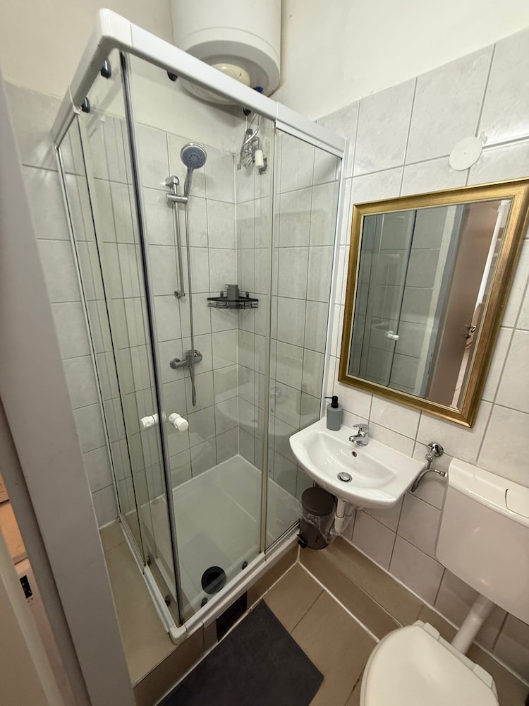 1BR Plus LR Apt Top Vienna Location