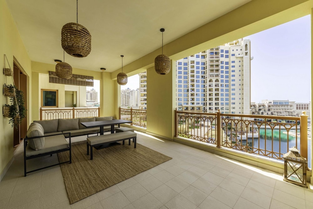 Exclusive Apt w Seafront Views Over Palm Jumeirah