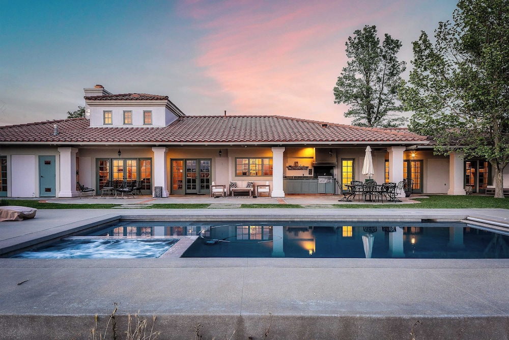 Wellsona Vineyard Retreat + Pool, Hot Tub, Views Main Home + Guest Home