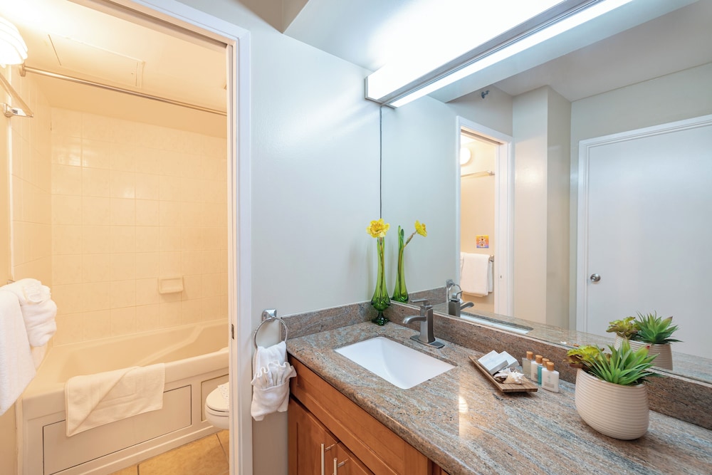 High Floor Ocean View Condo (King Bed and Parking): bathroom photo