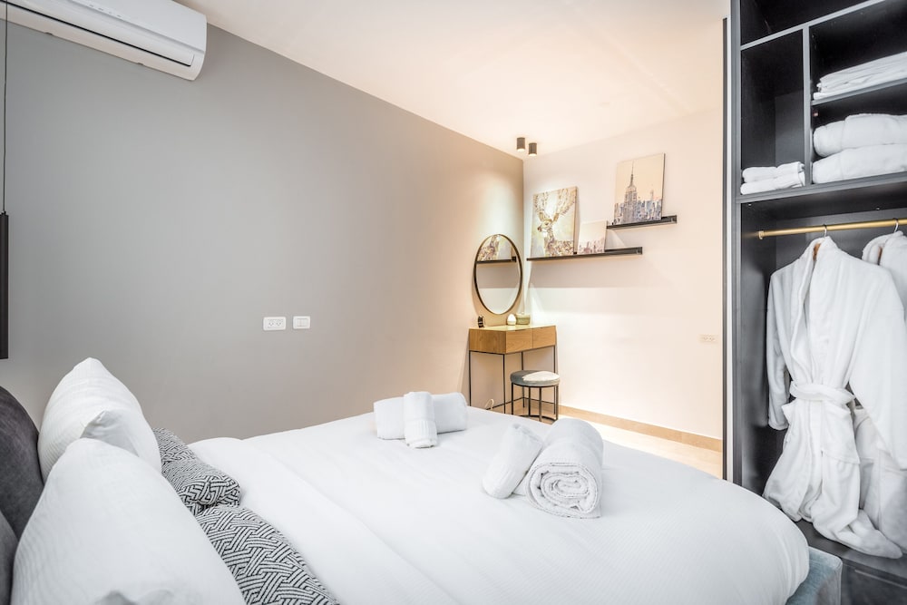 One BDR with a Huge Terrace view 5