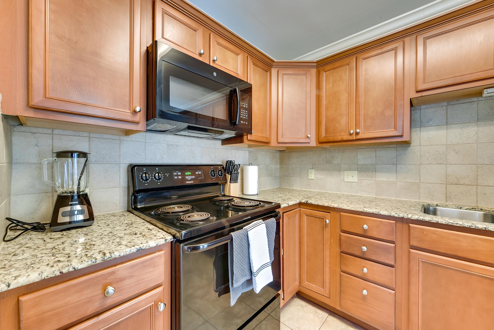Baton Rouge Condo w/ Balcony, Fireplace & Pool! view 4