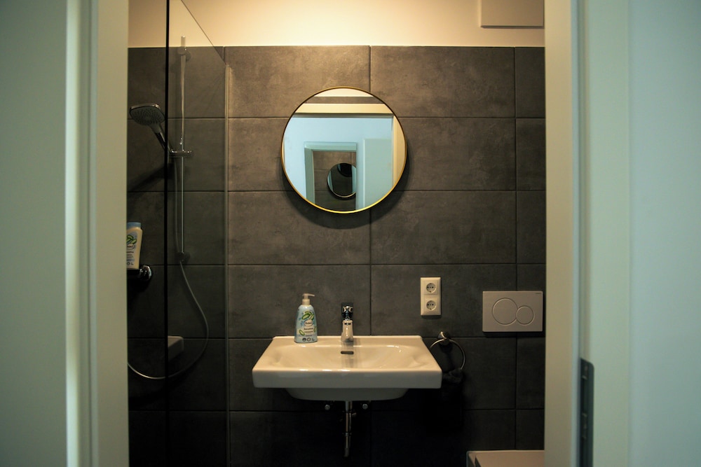 Moderne Stadt Zimmer mit eigenem Bad
