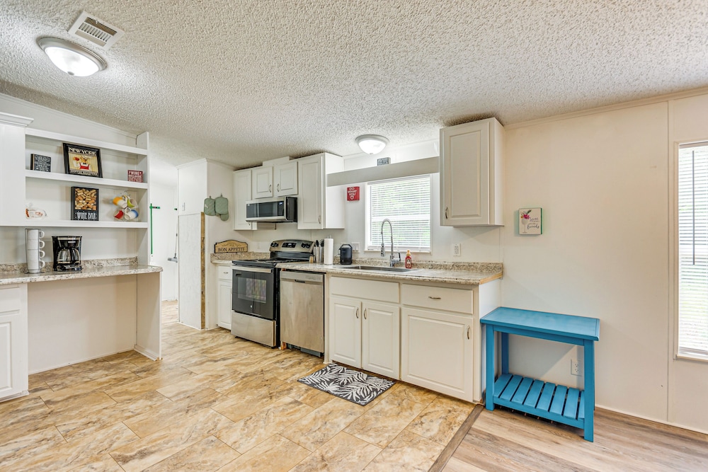 Home Near Navarre & Pensacola Beaches!