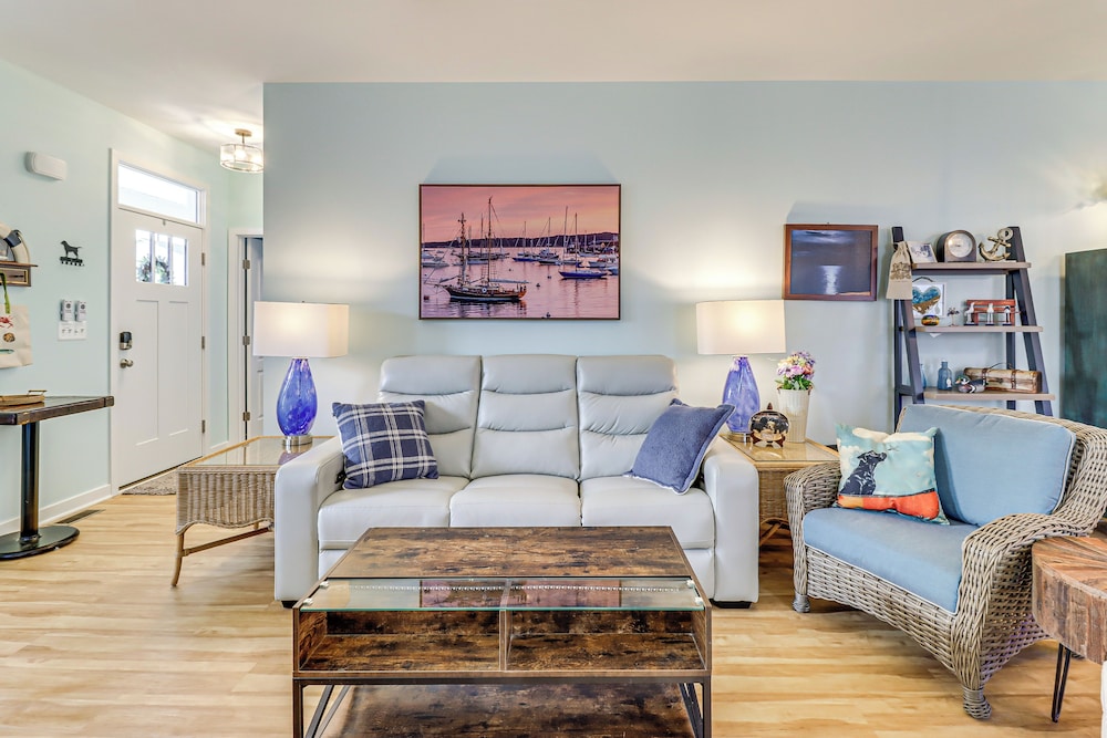 Walk to Bay: Home w/ Fenced Yard in Colonial Beach