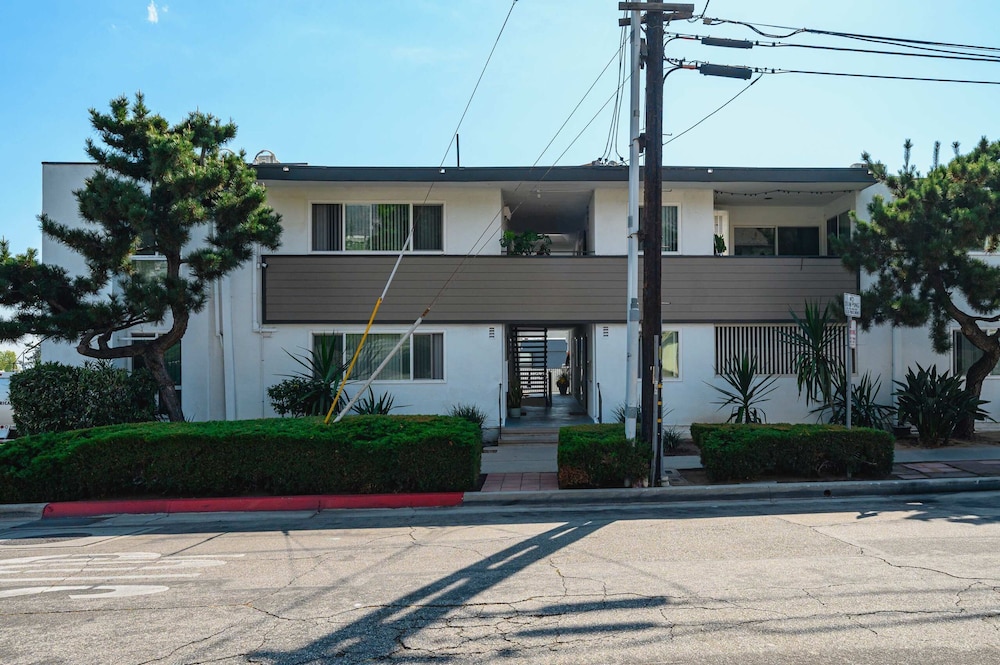 Stylish Home w Free Parking Near LA Hotspots 8
