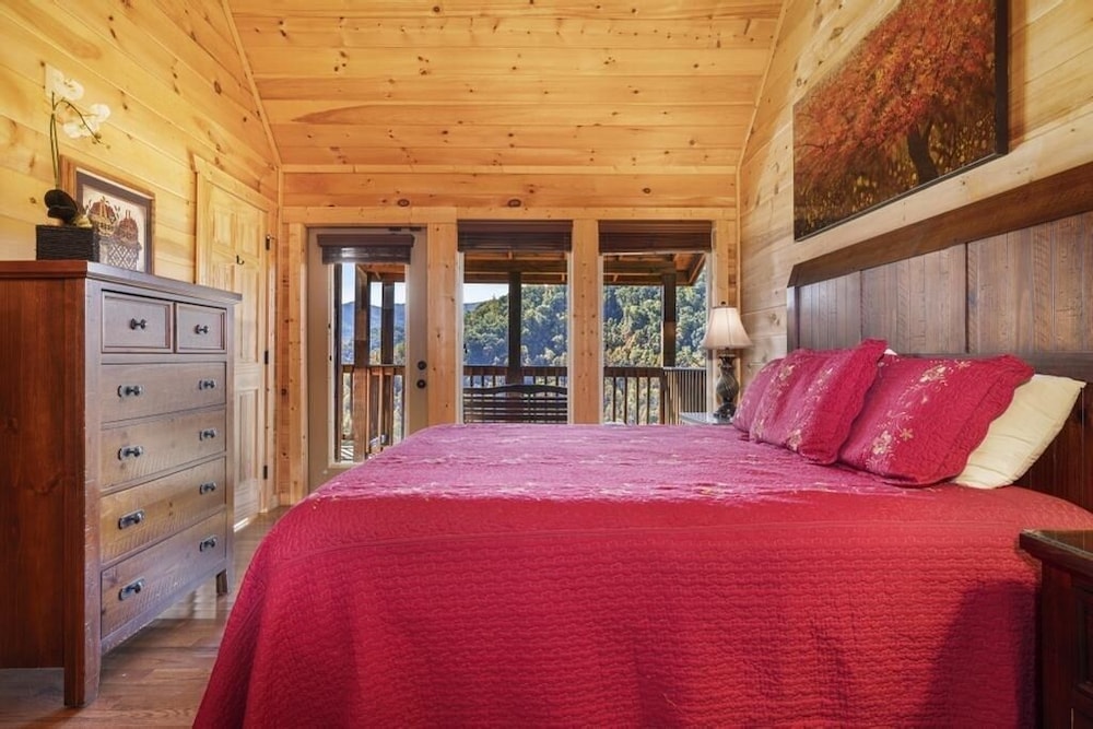 Eagle's Nest - 3 Bedrooms, 3.5 Baths, Sleeps 10 Home by RedAwning