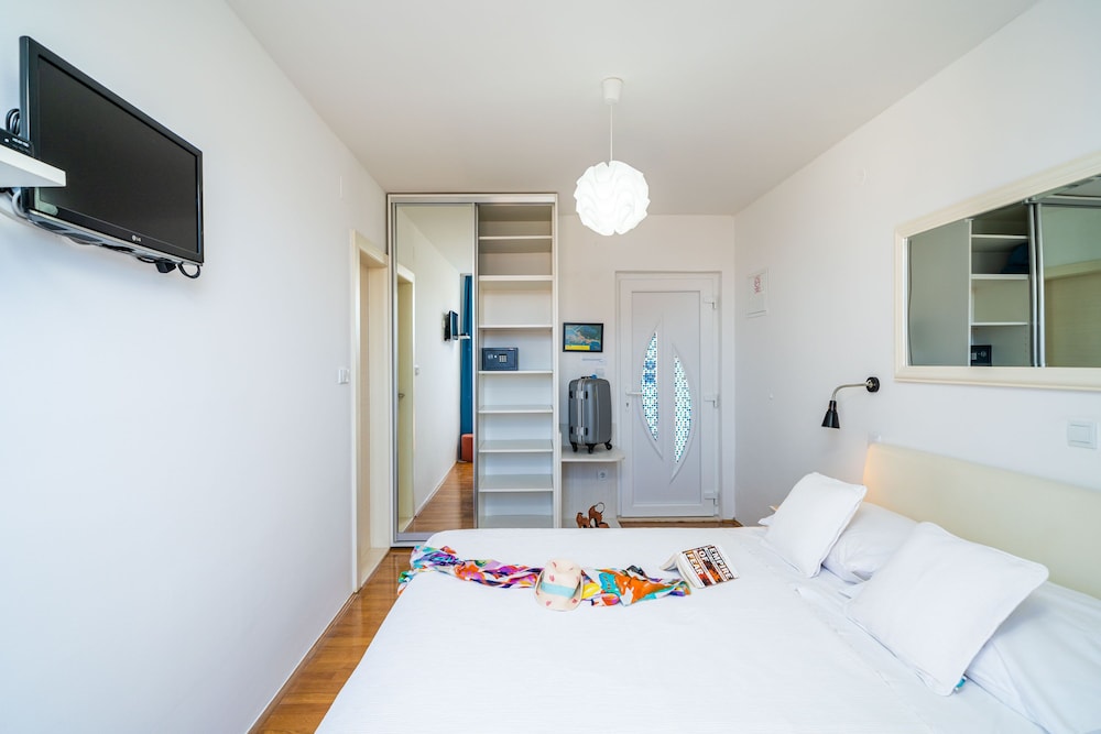Jele Rooms