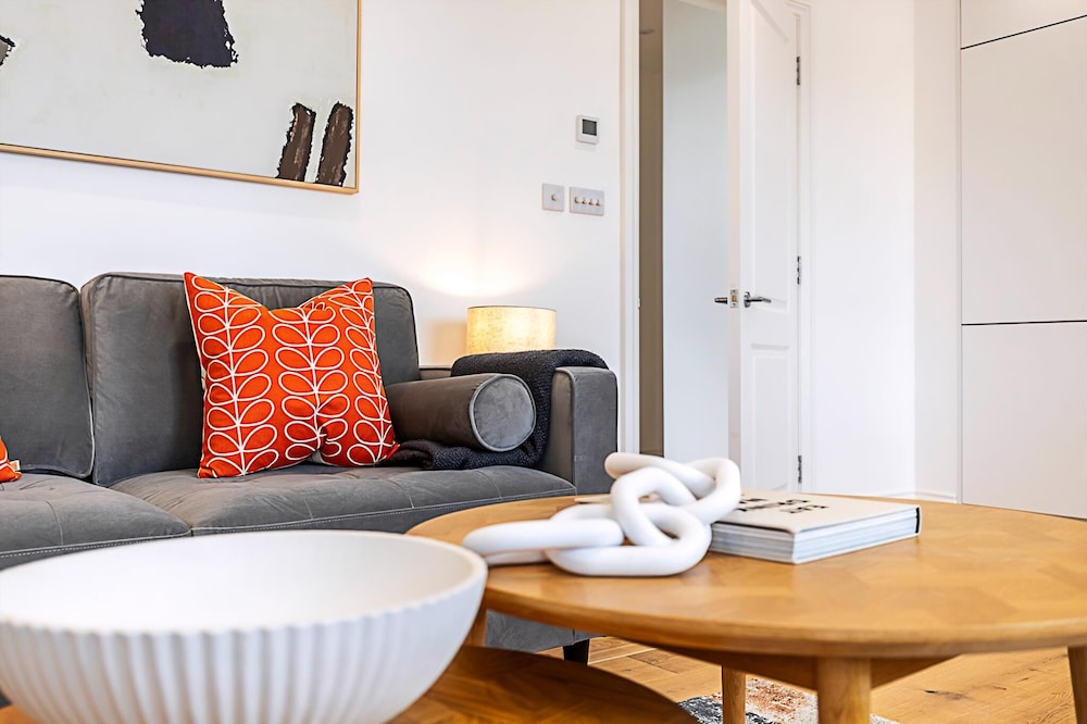 Light & Luxury Chelsea Apartment: Private Balcony!