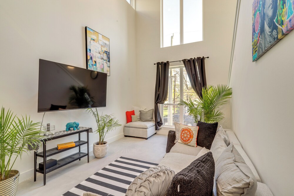 3 Mi to Dtwn: Modern Townhome w/ Yard in Houston