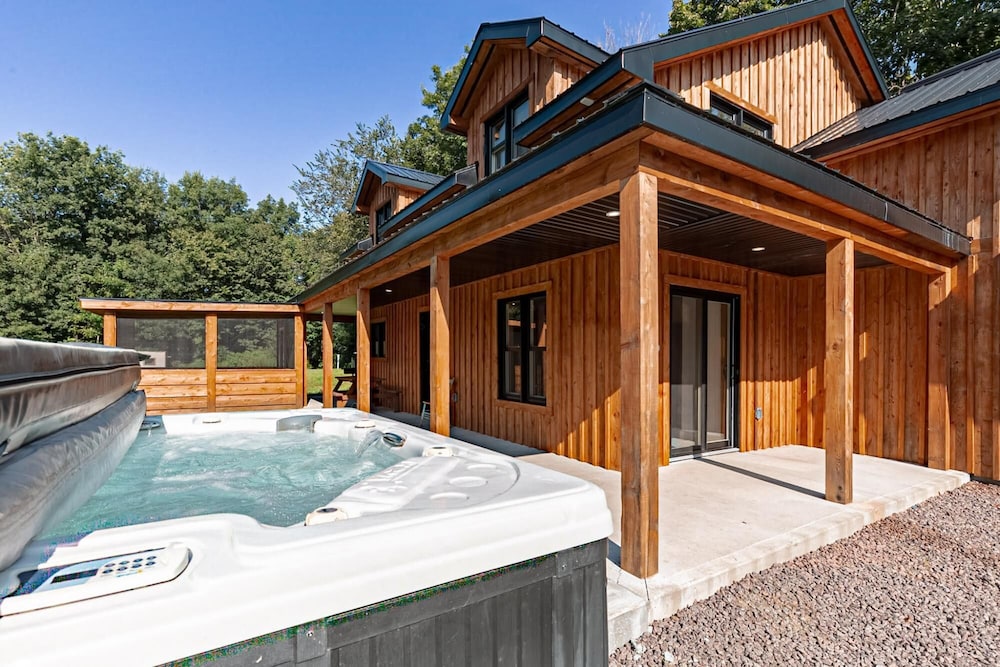 The Corzo - Modern Farmhouse With hot tub