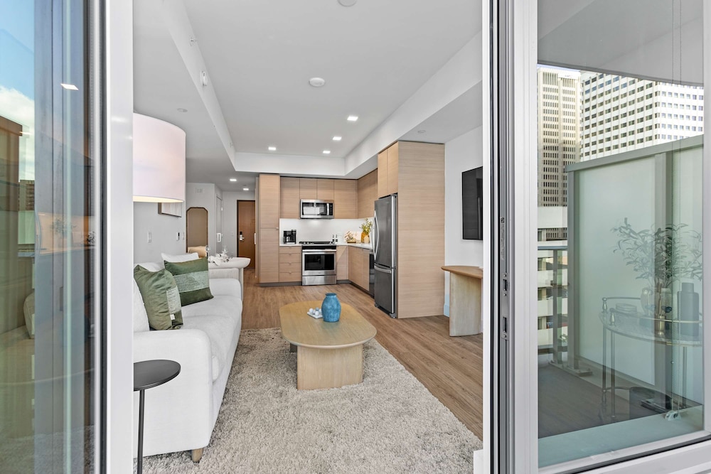 NEW Downtown Luxe King Suite Sauna Pool Access