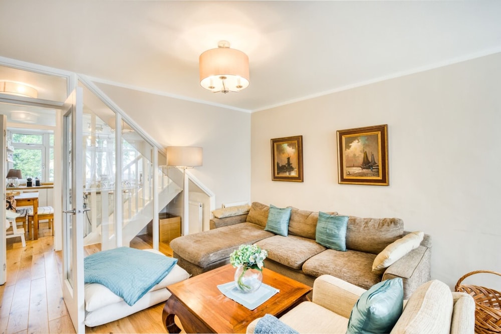 Homely 4 Bedroom House in Brixton