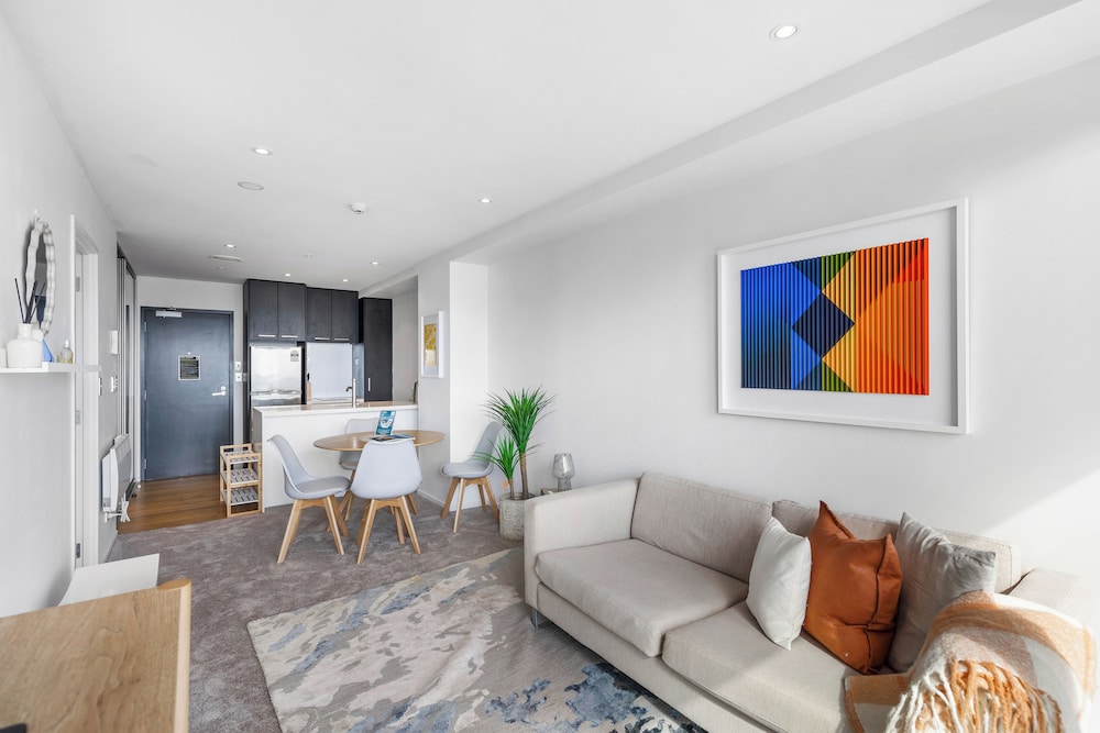 Queen St Stay, Pool,Gym,Tower Views | Zodiak Stays